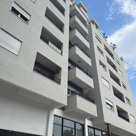 At New Bazaar דירה טיראנה